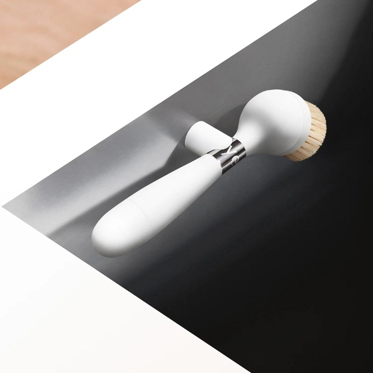 White Smoke Yeseco  Brush Version Two Magnetic Stand